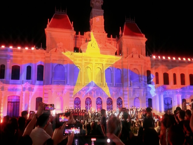 TP. Hồ Chí Minh: Rực rỡ sắc màu đón năm mới - Ảnh 5.