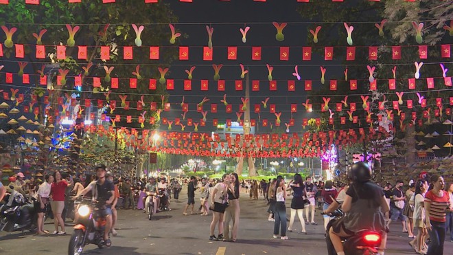 TP. Hồ Chí Minh: Rực rỡ sắc màu đón năm mới - Ảnh 2.