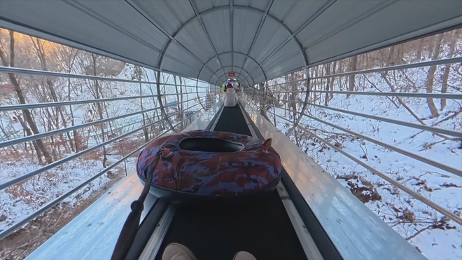 Thử cảm giác mạnh tại công viên thế giới băng tuyết ở Trung Quốc - Ảnh 2.