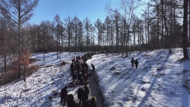 Thử cảm giác mạnh tại công viên thế giới băng tuyết ở Trung Quốc - Ảnh 1.