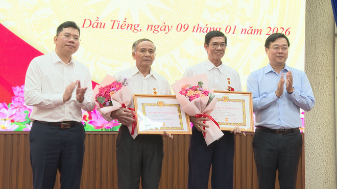 Thời sự HTV ngày 11/1/2026 | Hội nghị tổng kết năm 2025, triển khai nhiệm vụ năm 2026 của Đảng ủy xã Dầu Tiếng - Ảnh 2.