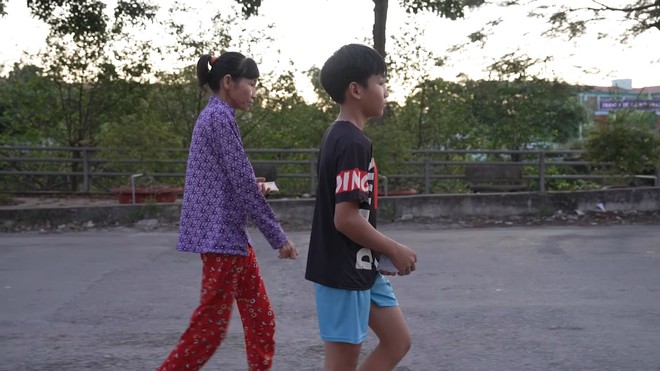 Hai anh em mồ côi cha, phải sống xa mẹ vì phòng trọ chật hẹp - Mái ấm gia đình Việt - Ảnh 1.