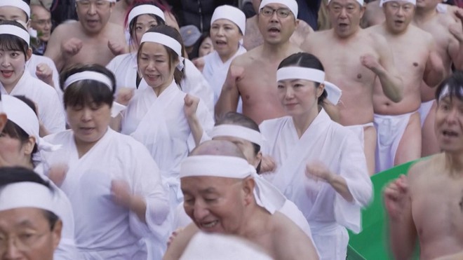 Nhật Bản: Tắm nước lạnh cầu mong may mắn và sức khỏe tốt - Ảnh 4.