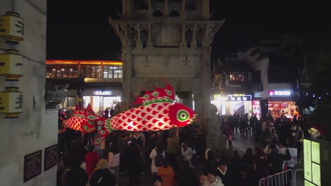 Diễu hành đèn lồng chào đón năm mới tại Trung Quốc - Ảnh 2.