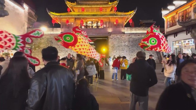 Diễu hành đèn lồng chào đón năm mới tại Trung Quốc - Ảnh 3.