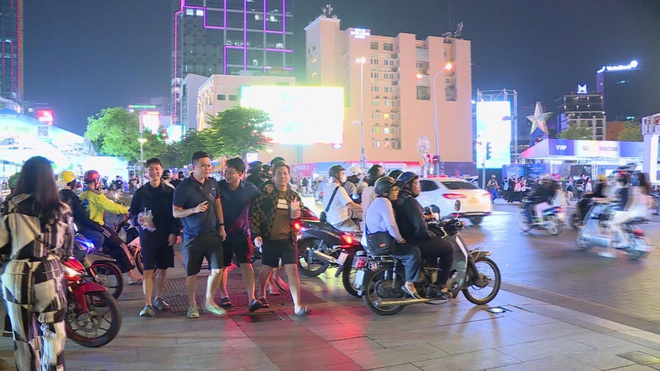 TP. Hồ Chí Minh sôi động du lịch về đêm - Ảnh 6.