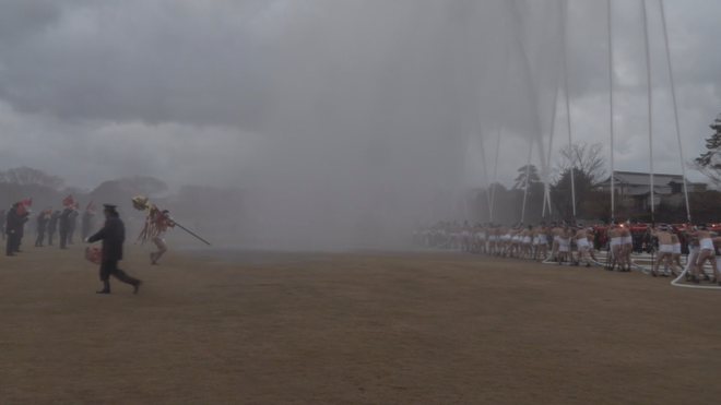 Nhật Bản: Mãn nhãn màn trình diễn phun nước đón năm mới của 1.300 lính cứu hỏa - Ảnh 3.