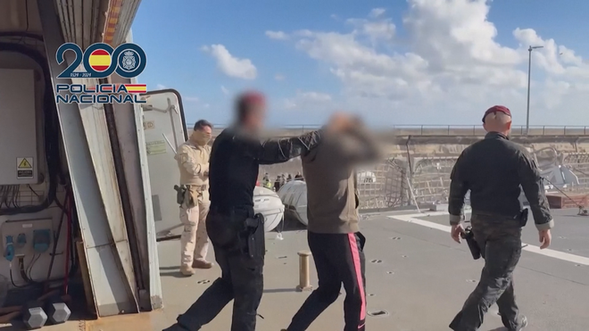 Tây Ban Nha: Chặn bắt tàu chở gần 10 tấn cocaine giấu tinh vi trong muối - Ảnh 1.