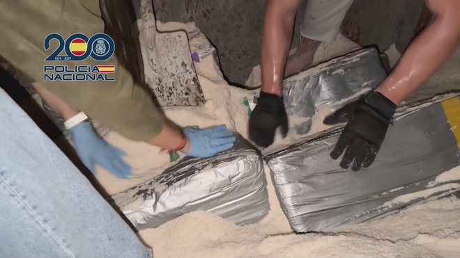 Tây Ban Nha: Chặn bắt tàu chở gần 10 tấn cocaine giấu tinh vi trong muối - Ảnh 4.