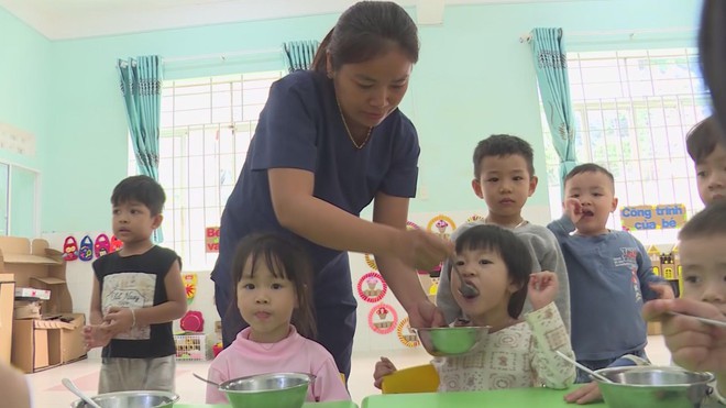 Chung một tấm lòng: Ấm áp tấm lòng giáo viên vùng lũ - Ảnh 1.