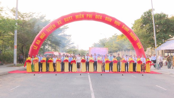 Xã Nhà Bè ra mắt tuyến xe buýt miễn phí đưa đón học sinh, người dân - Ảnh 1.