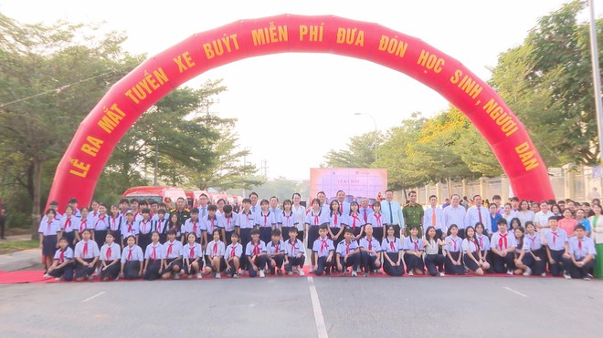 Xã Nhà Bè ra mắt tuyến xe buýt miễn phí đưa đón học sinh, người dân - Ảnh 2.