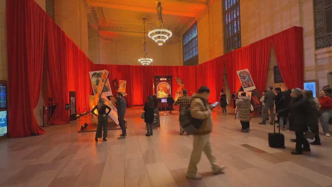 Độc lạ New York: Người dân xếp hàng dài chờ Netflix "tiên đoán" tương lai năm 2026 - Ảnh 1.