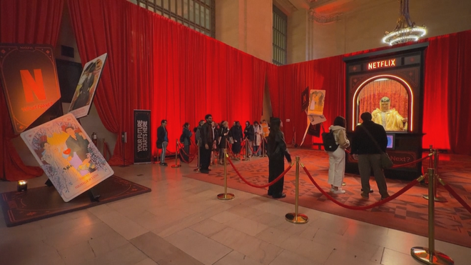 Độc lạ New York: Người dân xếp hàng dài chờ Netflix "tiên đoán" tương lai năm 2026 - Ảnh 2.