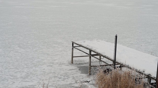 Hungary: Hồ Velence đóng băng thu hút nhiều khách tham quan - Ảnh 2.