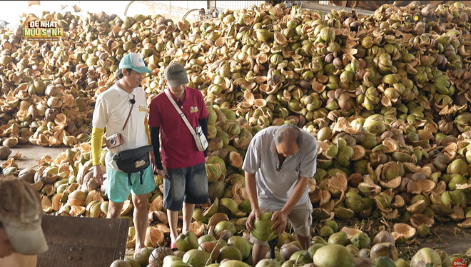 Đệ nhất mưu sinh - Tập 2: Dàn nghệ sĩ lấm lem bùn đất, trải nghiệm nghề làm nhang tại Trà Vinh- Ảnh 7.
