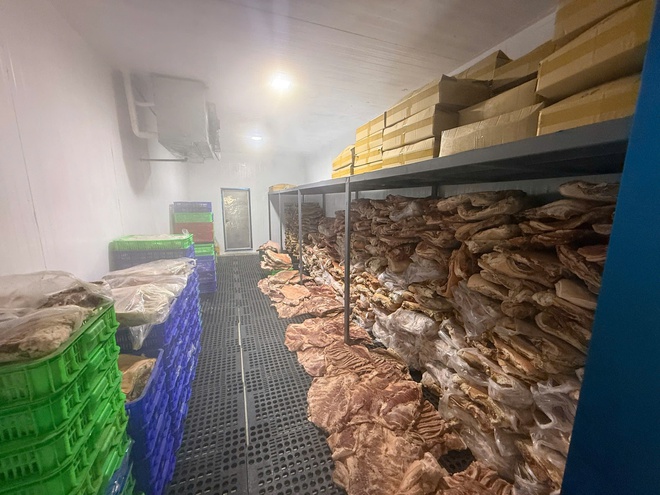 Công an TP, Hồ Chí Minh đột kích hàng loạt "xưởng" phù phép thịt heo thành thịt đà điểu, dê, nai, nhím - Ảnh 7.