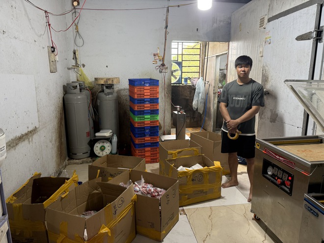 Công an TP, Hồ Chí Minh đột kích hàng loạt "xưởng" phù phép thịt heo thành thịt đà điểu, dê, nai, nhím - Ảnh 11.