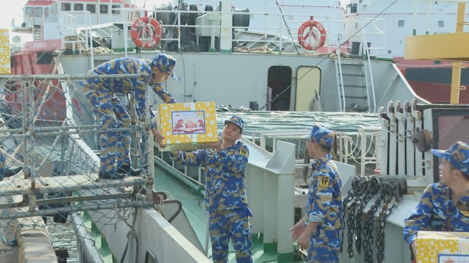 Mang tết ấm đến Trường Sa - Ảnh 1.