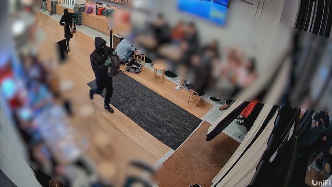 Mỹ: Mang theo súng đi cướp... thẻ Pokémon! - Ảnh 1.