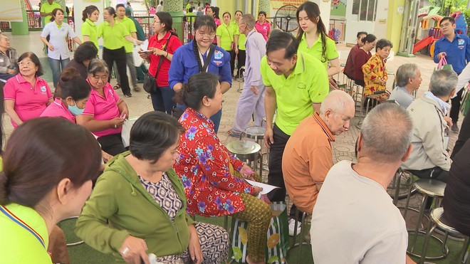Phường Bình Phú: Chăm lo sức khỏe người cao tuổi, người yếu thế - Ảnh 2.