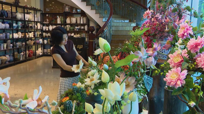 Hoa giả được ưu chuộng trong mùa Tết - Ảnh 1.