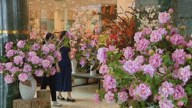 Hoa giả được ưu chuộng trong mùa Tết - Ảnh 2.