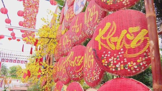 Hơn 500 lượt khách mỗi ngày check-in "Phố xuân" rực rỡ tại Vũng Tàu - Ảnh 2.