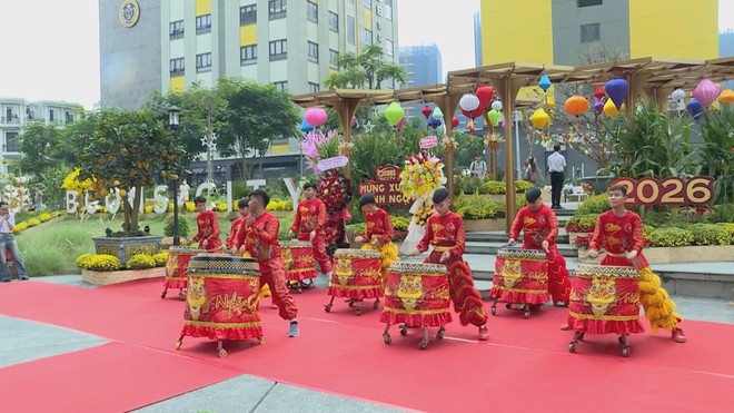 TP.HCM: Check-in đường hoa xuân dài hơn 200 mét tại phường Đông Hòa - Ảnh 2.