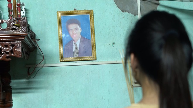 Hồng Ngọc mồ côi cha, mang bệnh hiểm nghèo vẫn vươn lên học giỏi - Ảnh 1.