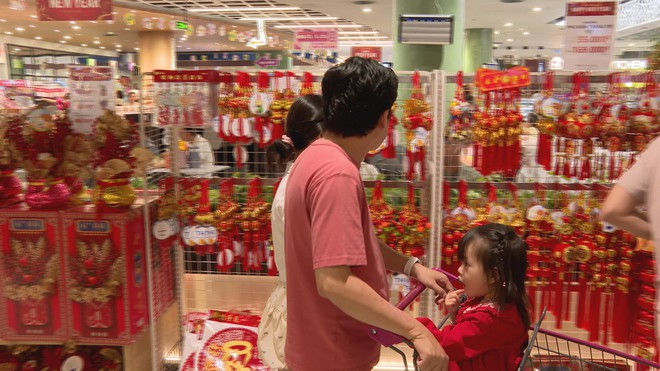 Không khí mua sắm rộn ràng tại TP. Hồ Chí Minh trong ngày đầu năm 2026 - Ảnh 5.