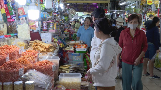 Không khí mua sắm rộn ràng tại TP. Hồ Chí Minh trong ngày đầu năm 2026 - Ảnh 8.