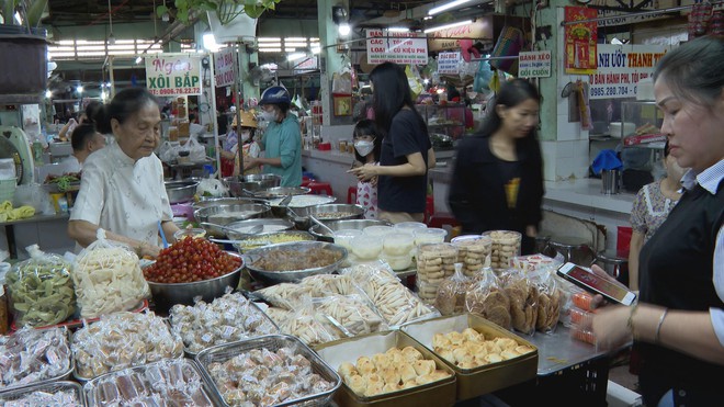 Không khí mua sắm rộn ràng tại TP. Hồ Chí Minh trong ngày đầu năm 2026 - Ảnh 7.