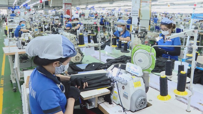 Người lao động phấn khởi khi lương mới được áp dụng - Ảnh 2.