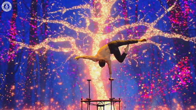 Kỷ lục thế giới: 13 cú xoạc chân trên hệ thống cọc liên hoàn trong một phút - Ảnh 2.