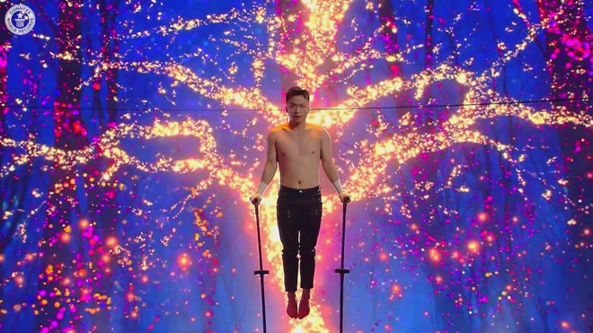 Kỷ lục thế giới: 13 cú xoạc chân trên hệ thống cọc liên hoàn trong một phút - Ảnh 1.