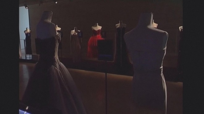 Nhà thiết kế huyền thoại Valentino qua đời ở tuổi 93 - Ảnh 3.