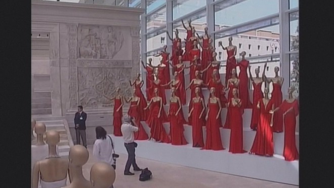 Nhà thiết kế huyền thoại Valentino qua đời ở tuổi 93 - Ảnh 4.