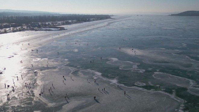 Người dân Hungary đổ về hồ Balaton để trượt băng - Ảnh 1.