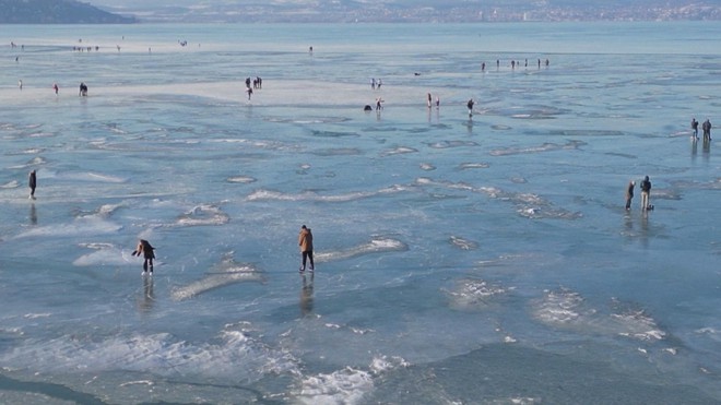 Người dân Hungary đổ về hồ Balaton để trượt băng - Ảnh 2.