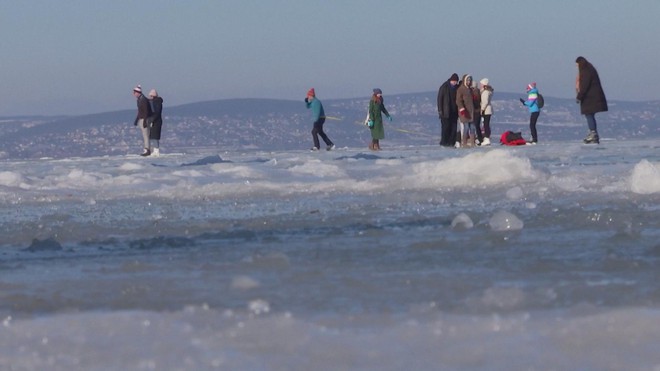 Người dân Hungary đổ về hồ Balaton để trượt băng - Ảnh 3.
