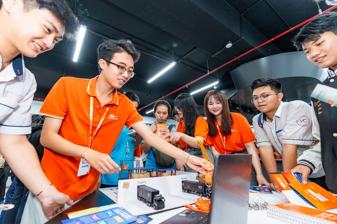 FPTU TP.HCM đẩy mạnh trải nghiệm thực tế: Học sinh "chạm tay vào tương lai" tại Open Day 2025–2026 - Ảnh 10.