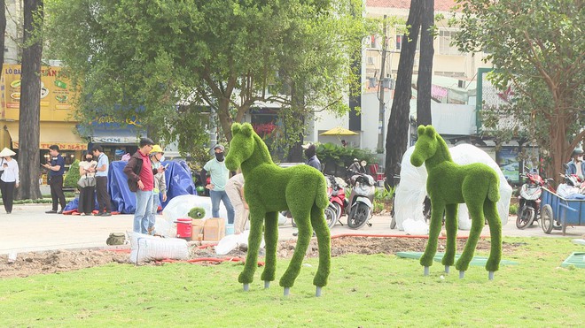 Xuân về trên Thành phố mang tên Bác: "Hồi sinh" các khu đất vàng thành công viên để đón Tết - Ảnh 2.