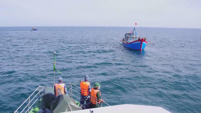 "Còn cờ là còn Tổ quốc": Điểm tựa thiêng liêng của ngư dân giữa trùng khơi - Ảnh 4.