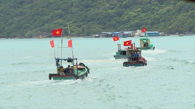 "Còn cờ là còn Tổ quốc": Điểm tựa thiêng liêng của ngư dân giữa trùng khơi - Ảnh 5.