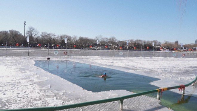 Trung Quốc: Người dân tắm trong làn nước băng giá ở Bắc Kinh - Ảnh 1.