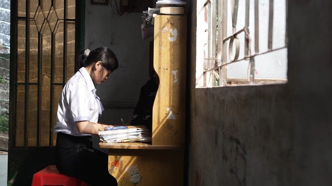 Như Ngọc mồ côi cha mẹ từ nhỏ, nương tựa ông bà già yếu để tiếp tục đến trường - Ảnh 7.