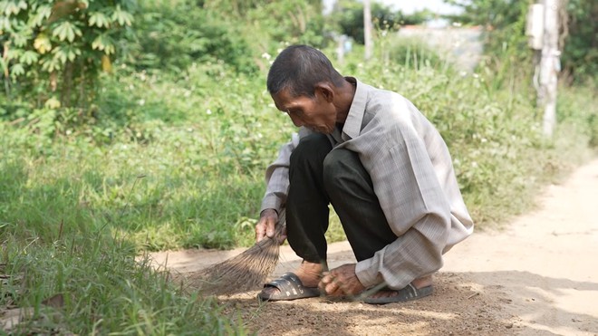 Như Ngọc mồ côi cha mẹ từ nhỏ, nương tựa ông bà già yếu để tiếp tục đến trường - Ảnh 2.