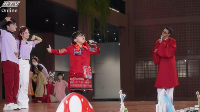 "Trường học Siêu sao" tập 13: Khi những "visual nhí" càn quét sàn run-way ngày cận Tết- Ảnh 11. "Trường học Siêu sao" tập 13: Khi những "visual nhí" càn quét sàn run-way ngày cận Tết- Ảnh 11.