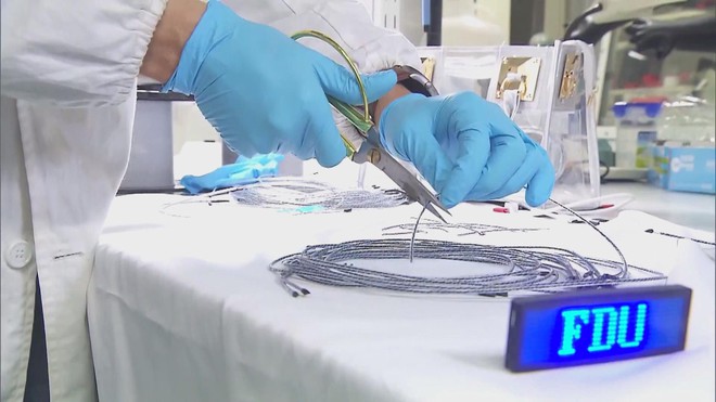 Trung Quốc tạo ra chip dạng sợi cực mỏng - Ảnh 1.